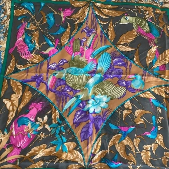 Hermes Tropiques silk scarf featuring gorgeous floral and wildlife motifs 35” - Picture 4 of 8
